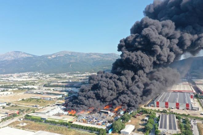 Manisa'nn Yunusemre ilesi Muradiye OSB'de faaliyette bulunan Tekeli Geri Dnm Fabrikasnda dn saat 16.30'da balayan yangn, ekiplerin youn mdahalesi ile 19 saat sonra kontrol altna alnd.