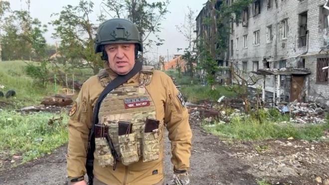 Prigojin, Rus makamlarnn sylediinin aksine Ukrayna'nn Donbas' bombalamadn, sadece mevzilere ate atn ifade ederek, "Ukrayna, NATO ile birlikte Rusya'ya saldrma niyetinde deildi. Rusya Savuna Bakanl, 'Ukrayna saldracak' diyerek devlet bakann ve halk kandrd." dedi.