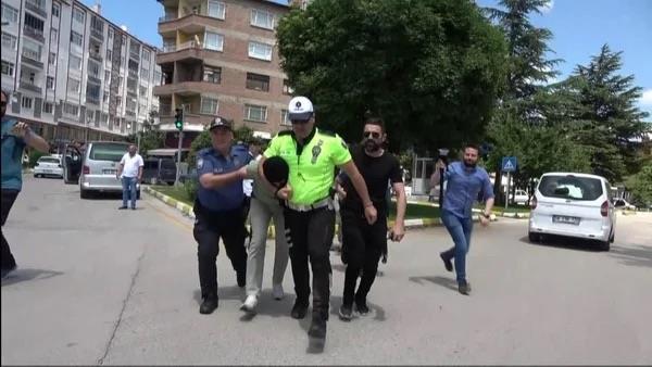 Merakl gzlerle tatbikat izleyen vatandalarn tepkisi renkli anlara sahne oldu<p>  Yaananlar habersiz ekilde merakl gzlerle izleyen vatandalarn verdii tepkiler ise tatbikat glgede brakt. Polislerin zanly durdurmaya alt srada nn kesmeye altn anlatan lhami Kelemci, "Gerek deil miydi ya? Biz de gerek sandk. Arkada byle eylerle bizi niye oyalyorsunuz? stne atlayacaktm" dedi.