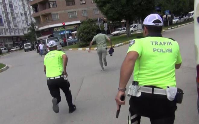 ORUM?da polis ekipleri tarafndan bir i yerinden gaspa karan zanllarn yakalanmas srasnda alnan tedbirlerin deerlendirilmesi iin dzenlenen tatbikat nefesleri kesti. Filmleri aratmayan tatbikat gerek sanarak hrsz klndaki polisi durdurmaya alan vatandalarn tepkisi ise renkli grntlere sahne oldu.