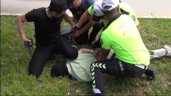 Vatanda zanlnn nn kesmeye alt<p>  Zanllardan birisi kskvrak yakalanrken, dieri kamaya balad. Polisin "dur" ihtarna uymayarak kamaya balayan zanly gren bir vatanda aracn park ederek nn kesmeye alt. O anlar ise kameralara yansd. Ksa srede yakalanan zanllar senaryo gerei kelepelenerek, ekip aracna bindirildi.