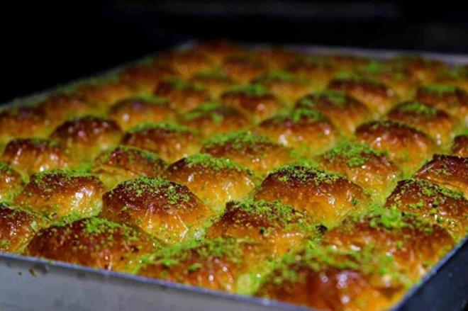 Kurban Bayram'na sayl gnler kala, baklavaclar da tatl tela sard. Bayrama ikramlk baklava dnenlerin tepsi tepsi siparileri gelirken, baklava ustalar ise merdiven alt diye tabir edilen ucuz baklavadaki oyunlara dikkat ekti.3 kilo 300 gramlk bir tepsi fstkl baklava bin liray bulurken, cevizlisi ise 500-600 lira civarnda satlyor. erbetiyle birlikte fokurdayan baklavalar insann itahn kabartrken, merdiven alt diye tabir edilen ucuz baklavalardaki hileleri ise ustalar anlatt.