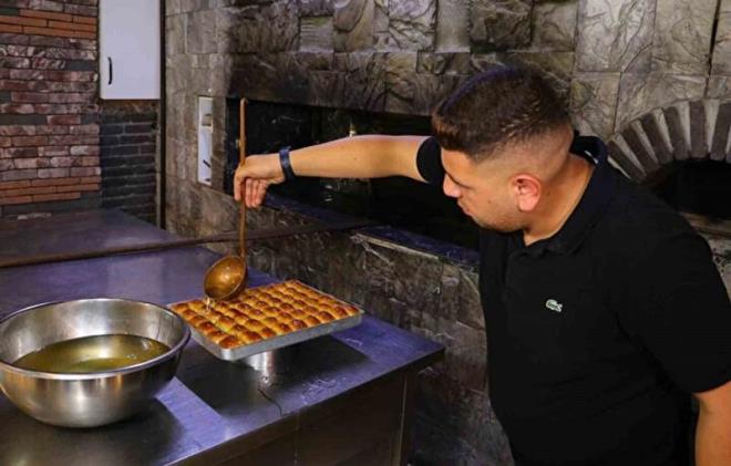 Bayramda aznzn tad kamamas iin ucuz baklava almayn' diye uyaran Delibalta, "Bayramda aznzn tadn karmamak iin srekli baklava aldnz yerlerden aln. Baklavann birinci maddesi hamuru, dier maddesi yadr. Kalitesiz ya kullanmak mide rahatszlklarna yol aar ve zehirlenmeye neden olur. yi bir baklava ortaya kartmak iin kaliteden kanlmamas gerekiyor" eklinde konutu.