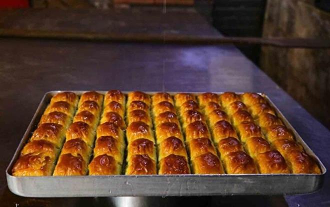 Fstkl baklavadaki oyunlarn insann cebine hitap ettiini ancak az tadn ve insan saln da olumsuz etkilediini belirten ustalar, Antep fst yerine gda boyas ile boyanm yer fst konulduunu syledi. Ayrca baklavada kullanlan kalitesiz yan mide rahatszlklarna neden olduu hatta zehirlenmelere yol aabildiini ifade etti.