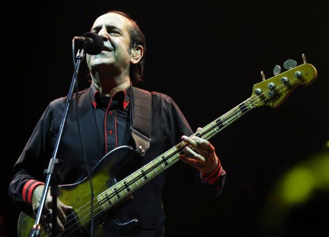 "GEM OLSUN" MESAJLARI YADI  <br>  Ayrca tedavisi devam eden 69 yandaki Uur'a sanat dostlarndan 'gemi olsun' mesajlar yad.  <br>  MELEK BAYKAL    Gzel dost, gzel adam? Seni ok seviyoruz ve inanyoruz ki; sen bunu da yenecek ve aslan gibi kalkacaksn ayaa... Tm dualar sana zkan'm...