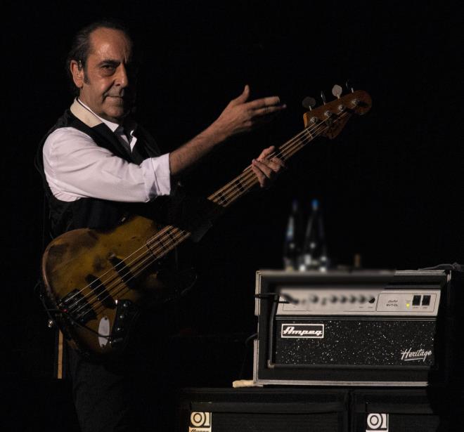 AYEGL ALDN    Adamm; dayan ne olur?  <br>  SUAT SUNA    ok sevdiim zkan aabeyin yaam mcadelesi verdiini rendim.  ocukluk kahramanlarmzdan biridir. Atlatacan umut edelim. Dualarmz onunla...  <br>  GONCA VUSLATER    Acil ifalar diliyorum canmn iine... Atlatacaksn, ben inanyorum... Tm kalbimle...