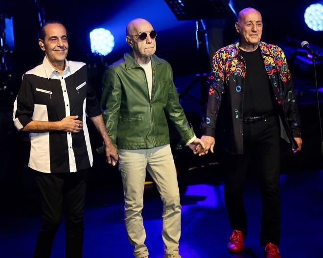 Trk pop ve rock mzik grubu 'Mazhar Fuat zkan', ksaca 'MF' solistlerinden zkan Uur, daha nce  kez lenf kanserini yenmiti.