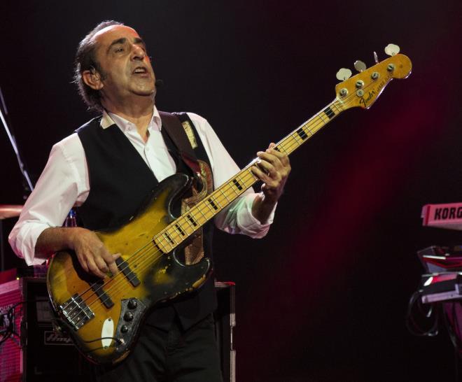 "BBREKLER VE CERLER OK ZORLANIYOR"    'MF' grubunun bir dier yesi olan Fuat Gner de yakn arkadann salk durumu hakknda aklamalarda bulundu. Gner, "zkan Uur'un, kemoterapi ald iin bbrekleri ve cierleri ok zorlanyor. Cierlerine mdahale edildi ve bir miktar su ekildi ama doktorlarndan aldmz bilgiye gre 4-5 gn ierisinde dostumdan gzel haberler alacaz" dedi.