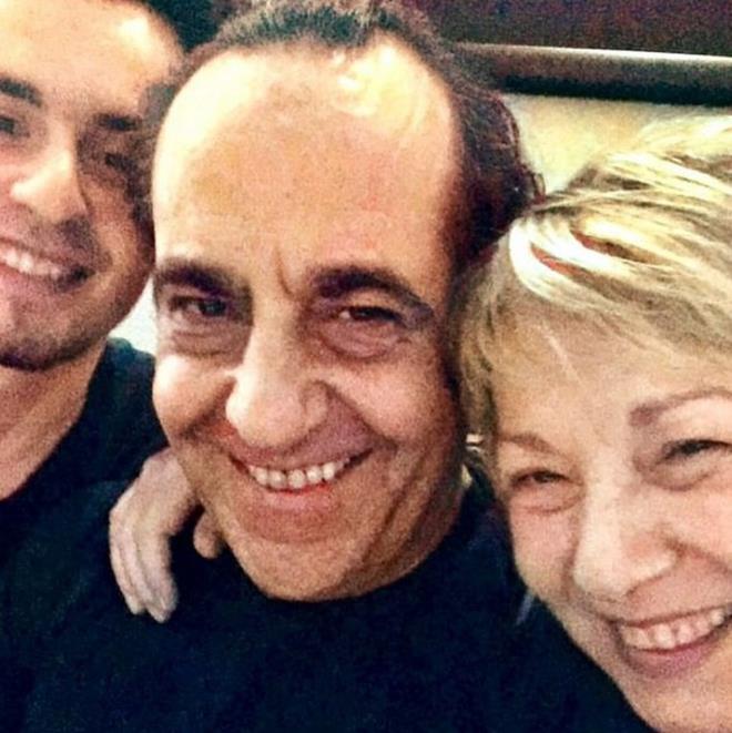 "DUALARINIZI ESRGEMEYN"    arkcnn ei Aysun Aslan Uur ve olu Alian Uur, konuyla ilgili aklamada bulundu. Yaplan paylamda u ifadelere yer verildi:    zkan Uur?umuzun tedavisi devam etmekte olup, 29 Mays?tan bu yana youn bakmdadr. Dn itibariyle hastalyla ilgili ok gzel haberler almaya baladk. Doktorlarnn byk gayreti ve Allah?n izniyle tedavilerin yan etkilerinden kaynaklanan sorunlarnn da yaknda zlecegine ve youn bakmdan kacana inancmz tamdr. Hakknda kan kayna belirsiz olumsuz haberlere itibar etmemenizi rica ediyoruz. Yaknda iyi haberlerini de bizzat vereceiz inallah. Ailesi olarak gsterdiiniz ilgiye ok teekkr ediyoruz. Dualarnz esirgemeyin.