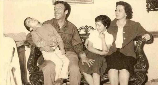 Mnir zkul'un ilk evlilii adan zkul ileydi. Bu evliliinden kz Hayriye zkul, olu Ferdi zkul dodu.