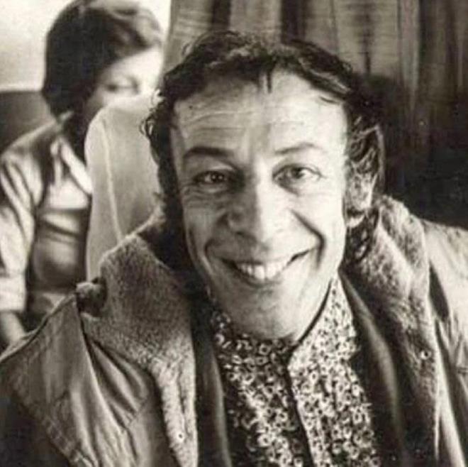 Geleneksel tiyatronun temsilcilerinden birisi olan Mnir zkul, zel hayat ile de sklkla gndeme geliyordu.