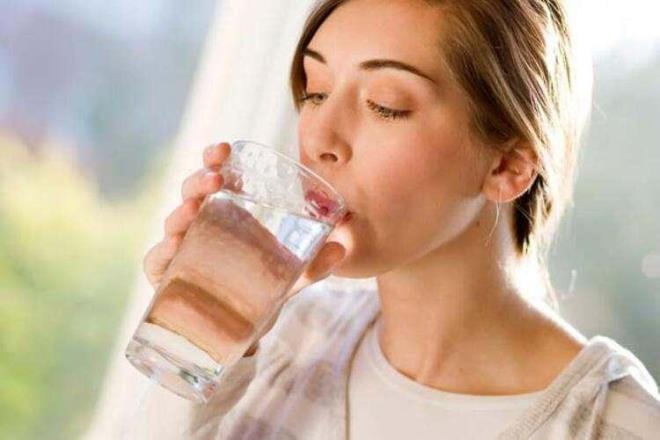 HER GN SAAT BAI SU TKETMEK...    Uzmanlar scak havalarda her gn saat ba su tketilmesi gerektiinin nemini vurguluyor. zellikle egzersiz srasnda daha fazla su iilmesi vcutta oluabilecek susuzluu yok ederek kabzln, ba ars ve yorgunluun olumasn engellemektedir.