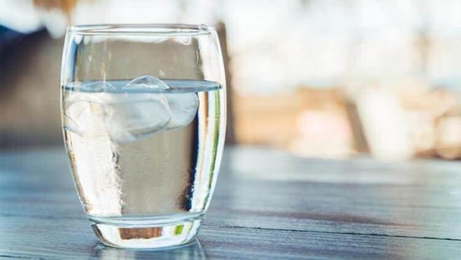 Her saat ba bir miktar su tkettiinizde s dengesi salanr. Bu. ar terlemeyi engeller, cildin nem dengesini korumasn salar.