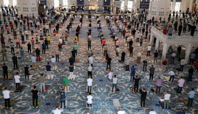 ABDESTSZ OLARAK KURBAN KESLEBLR M?    Kurban kesen kiinin abdestli olmas art olmamakla birlikte kurban bir kurbet  (Allah?a yaknlama arac) olduu iin kesenin abdestli olmas daha faziletlidir.