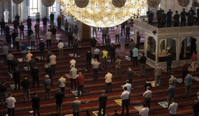 KURBAN KESTKTEN SONRA NAMAZ KILMAK GEREKR M?    Esas olarak kurban namaz diye bir namaz yoktur. Bu namazn din bir gereklilik olduu inanc veya kanaati yanltr. Ancak kii nafile namaz klnmas mekruh olmayan bir vakitte, sebepli veya sebepsiz diledii kadar nafile namaz klabilir. Kurban kesen kii de byle bir ibadeti yapma imknna kavutuu iin Allah?n verdii nimete  kr olarak iki rekt nafile namaz klabilir.