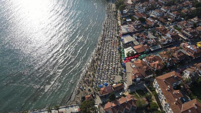 Mula'ya gelen yerli ve yabanc turistler, Akyaka'da nfus patlamasna neden oldu.