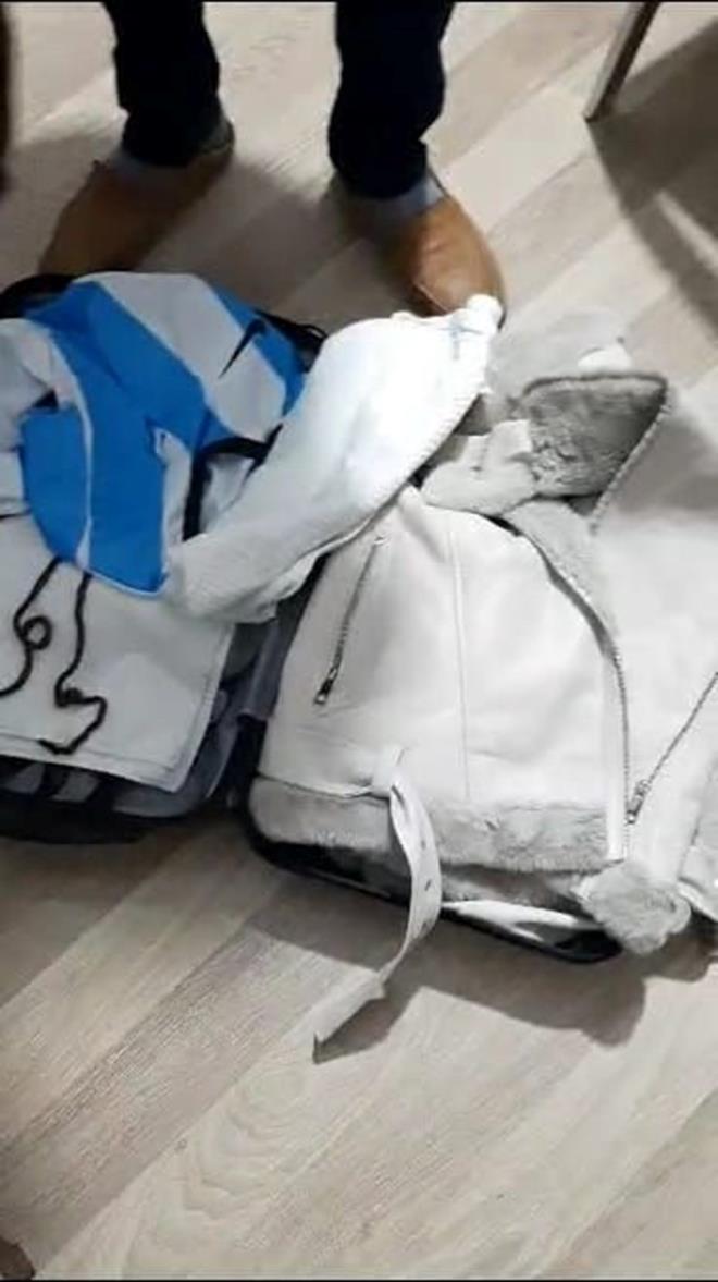 "BR YILA YAKINDIR PARA BRKTRYORUZ"    Medine'nin days Mehmet erif Gngngr (46), ?Biz Diyarbakr?dan Mardin?e yolculuk ederken valizimizde 500 bin TL deerinde ziynet eyas vard. Bir ahsla valizimiz karyor. kimizin de valizi krmz. antay alan kiiler bagajda bulunan kendi valizlerine benzeyen krmz valizi alyorlar. Biz de kar tarafn valizini alyoruz. Atmzda bizim anta olmadn fark ettik. Bayram iin Kzltepe?ye oradan da Medine?nin tedavisi iin stanbul?a gidecektik. Bir yla yakn bu paralar topluyoruz. ou da dostlardan aldmz bor paradr.antay alan kiiler ltfen en yakn karakola gtrp teslim etsin. nk Medine?nin bu tedaviye ihtiyac var.? diye konutu.