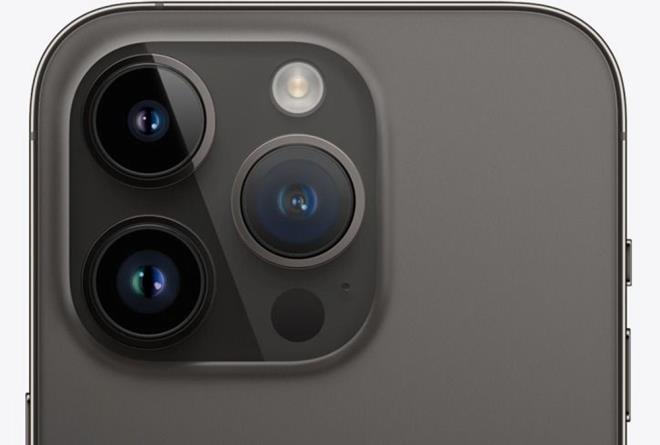 PERSKOP LENS OLACAK    iPhone 15 Pro Max, arka kameras iin gelitirilmi optik yaknlatrmay artrarak periskop lense sahip olacak. Ayrca iPhone 15 Pro'nun yepyeni bir sensr teknolojisiyle beraber daha fazla k yakalayaca ve belirli ayarlarda pozlamay azaltaca syleniyor.