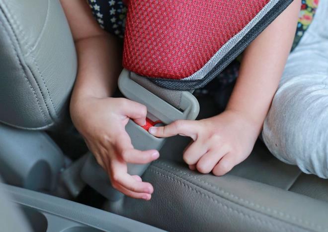 Bebek ve ocuklarn emniyet kemerlerini balarken sizi izlemelerine izin vermeyin, baklarn ve dikkatini baka bir yere evirdii anda kemer tokasn kilitleyin. Aksi takdirde ok zeki olan yeni jenerasyon bebek ve ocuklar kemer tokasnn nasl taklp kartldn renebiliyor, siz farknda olmadan kemerlerini aabiliyorlar.
