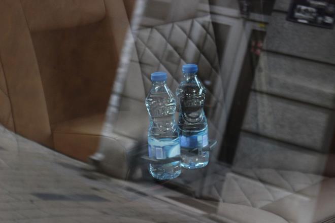 Ara iinde sabitlenmemi bir ey brakmayn. Parfm, gzlk ve akmaklara dikkat edin. Yarm litrelik bir su iesinin kaza esnasnda hznza bal olarak 40 kilograma kadar kan bir kuvvetle size arpacan unutmayn!    Bayram yolculuklarnda kazalarn en byk nedenlerinden biri acele etmeye bal olarak yaplan hatal sollamalar olarak karmza kyor. zellikle gidi geli olarak dzenlenmi yollarda tabela ve izgilere uyun!