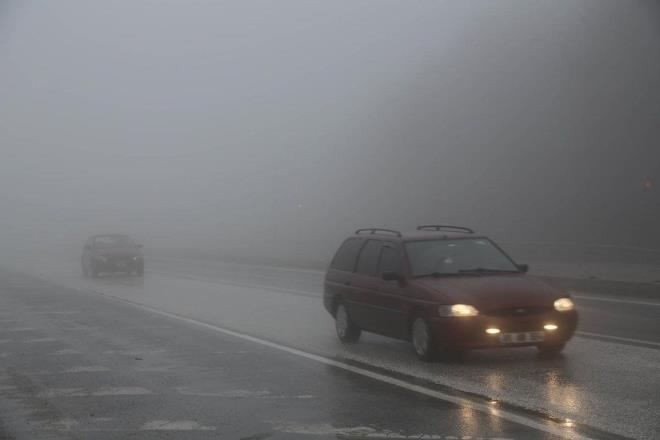 YOUN SSTE NDEK ARACI TAKP ETMEYN    Her yl yzlerce kazann gerekletii Bolu Da kesimi gibi youn sis alan blgelerde, hznz azaltn, yol kenarlarndaki parlayan tabelalar takip ederek yolu okumaya zen gsterin. Fakat kesinlikle youn siste ndeki arac takip etmeyin. Bu tr durumlarda ndeki aracn yapt hatann bedelini birlikte dersiniz.