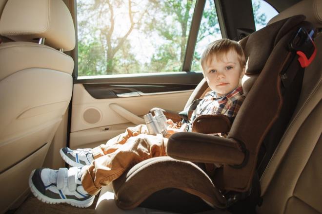 zellikle koltuk ve kemer ilikisine yeni balayan bebek ve ocuklarn alamasnn sizi yanl eylere itmesine izin vermeyin! rnein; alad iin hibir bebei seyahat esnasnda kucanza almayn. Unutmayn; kaza esnasnda kendi bebeini koruma i gdsyle sarlarak-skarak ldren anne says ok fazla! Bu kuraln vazgeilemez olduunu ilk olarak siz kabul edin, esnemeyin!
