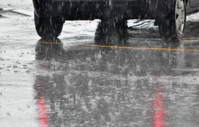 Bayram yolculuunda ofrlerin dikkat etmesi gerekenler - 17  YAMURDA HIZI DRN    Yamurlu blgelerde ve yolun ortasndaki im alanlarn sulandu yerlerde suda kzaklama (Aquaplanning: Su birikintisinden dolay lastiklerin zeminle balantsnn ksmi veya tamamen kaybolmas) ihtimalini gz nne alarak, hznz drerek ve takip mesafesini artrarak nlemlerinizi aln.