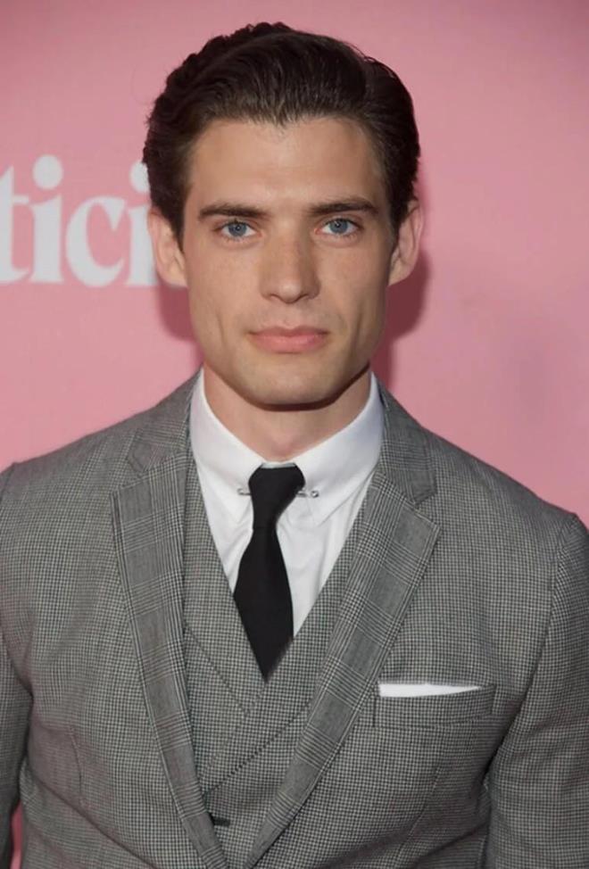 Ynetmen James Gunn, yeni rol David Corenswet'in canlandracan aklad.  <br>  'The Politician', 'We Own This City', 'Look Both Ways', 'Pearl', gibi yapmlarda rol alan 29 yandaki ABD'li aktr, Superman rol ile ilk kez barolde yer alacak.