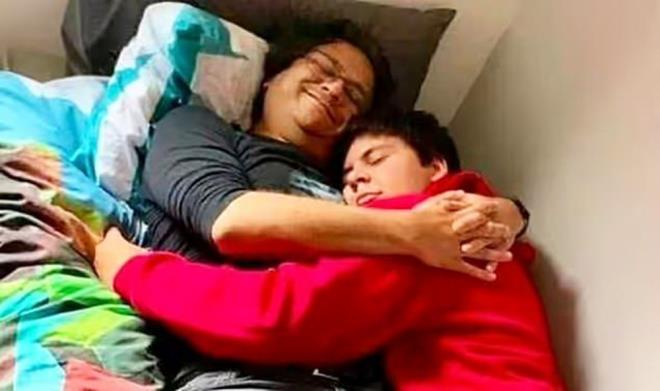 Christine, kendisinin ve 17 yandaki kz Alina'nn, ei ve olu Atlantik'e dalarken denizaltnn ana gemisi Polar Prince'de olduklarn ve Babalar Gn hafta sonuna denk gelen macerada kocasn ve olunu el sallayarak uurladklarn anlatt.