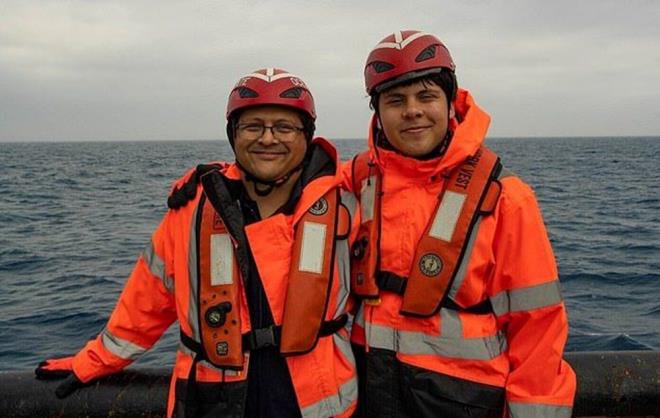 ngiliz-Pakistanl bir milyarder ve olunun batan Titan denizaltsna binmeden nceki son fotoraflar ortaya kt. 58 yandaki ehzade Davut ve 19 yandaki olu Sleyman, kendileriyle birlikte  kiinin daha hayatn kaybettii, kii ba 250 bin dolar (yaklak 6,5 milyon lira) tutarndaki yolculukta denizaltya binmeden nce kol kola glmserken grntlendi.