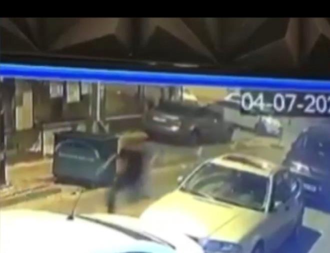 evredekilerin silah sesini duymasnn ardndan ihbar zerine olay yerine polis ve salk ekipleri geldi. Ekipler, olay yerinde inceleme almas yapt.