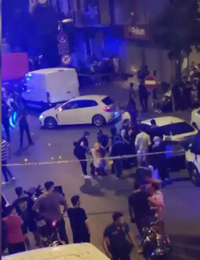 KALANKOF KULLANMILAR  almann ardndan Diril'in cansz bedeni Adli Tp Kurumu Morgu?na kaldrld. Ara evresinde 12 adet kalanikof mermi kovan ve ok sayda da 9 mm tabanca mermi kovan bulundu.