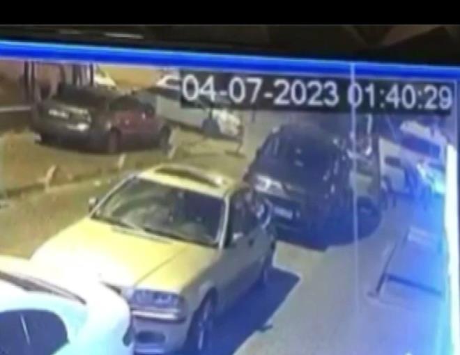 stanbul?un Bahelievler ilesinde Bilal Diril isimli kii, kalanikoflu saldrda yaamn yitirdi.    Olay, Zafer Mahallesi Ahmet Yesevi Caddesi'nde dn gece saat 02.00 sralarnda meydana geldi.