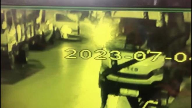 Olay srasnda duran cipten kan iki kiinin ise sokaa doru kotuu anlar da kameraya yansd