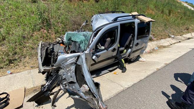 Salk ekiplerince ilk mdahalesi olay yerinde yaplan 2?si ocuk 4 yaral ardndan evre ilelerdeki hastanelere sevk edildi.