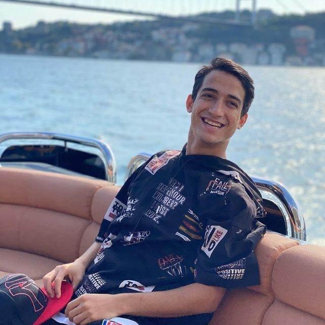 O Ses ocuklar yarmasna Adana'dan katlan ahin Kendirci daha nce de performansyla Yetenek Sizsiniz yarmasna yarmac olarak katlmt.