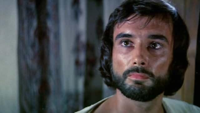 Arapa renmeye de altm ve konuabilmek iin alyordum. Sahne sramz beklerken sette grevli Berberilerden ne renebilirsem reneyim diye bakyordum." dedi. Hagon, o dnem iin nemli isimlerin filmde grev aldna dikkati ekerek, her yeni filmde yeni ortam ve oyuncularla tantn ve ata binmek gibi yetenekler edindiini syledi.