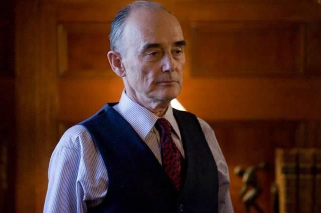 "Kirli elbiselerle, silahlarla ekiyalar gibi gezeceimizi, yabani bir ortamda develer ve atlarla gezeceimizi dndm. lde geen bir vahi Bat filmi ekeceimizi dnrken (Ynetmen) Mustafa Akkad, 'Hayr, hayr, hayr. Kyafetleriniz bembeyaz ve tertemiz olacak.' dedi." eklinde konutu.