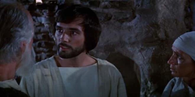 "ounlukla mesafeli biriydi. Kiisel olarak arkada olamadk ama olanlar vard. Ailesi ounlukla yanndayd. Bu zelliklere sahip bir aktrle almak, her zaman ok ayrcalkl bir durumdur. Filmde Hz. Muhammed'i gstermediimiz iin onunla konuanlar, zerinde krmz k olan kameraya bakarak konuurdu. Anthony Quinn, her seferinde 'Ikla alamyorum.' derdi ve 'Hagon, kamerann arkasna gesin.' derdi. Ben, onun gz hizasndaki karakter olarak kamera arkasna geerdim.