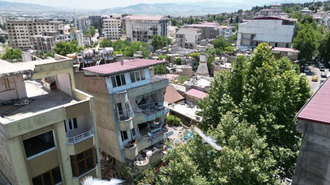 Acil yklacak ve ar hasarl olarak belirlenen 5 katl avuolu apartmannn korkutucu ve tehlikeli grnts mahalle sakinlerini ise tedirgin etti.