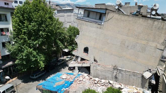 Mahalle yolunun insanlar tarafndan ska kullanldn ve ar hasarl binann yanndan her gn yzlerce insann getiini ifade eden mahalle sakinleri ve esnaf, kendileri iin byk tehlike oluturan yapnn artk yklmas gerektiini syledi.