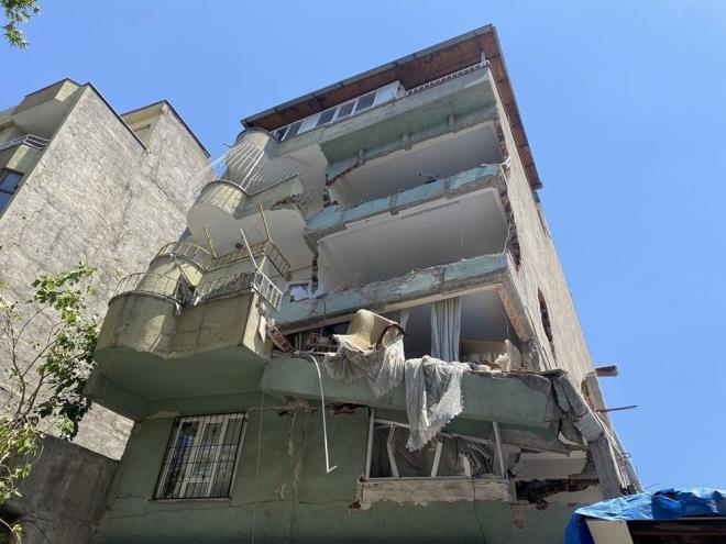 "BNANIN ALTINDAN OCUKLAR GEYOR"    Dumlupnar Mahallesi sakini Salih Emre Sak ise, ?Buras Dumlupnar Mahallesi, buradaki avuolu apartmannda ykm yaplacakt ancak ykm buradaki esnafa zarar gelir gerekesi ile yaplamad. Buraya kontroll bir ykm yaplmasn istiyoruz. Bu binann altndan ocuklar geiyor ve ok youn bir cadde ve buras deprem olduundan beri bu ekilde duruyor. Yetkililerden ricamz buradaki tehlikeyi ortadan kaldrmalar.? diye konutu.