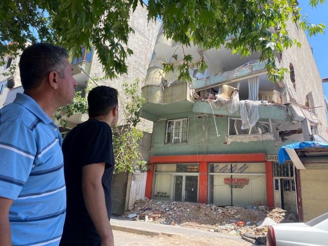 Merkez Onikiubat ilesi Dumlupnar Mahallesi'nde bulunan ve grenlerin dikkatini eken 5 katl bina depremde arkaya doru eim ald.