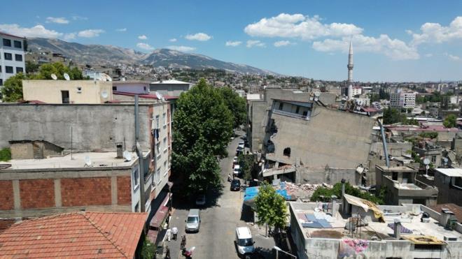 "EN KISA ZAMANDA YIKILMASINI STYORUZ"    Mahallede esnaflk yapan Ergn Youn, ?Depremden bu yana bu bina byle. Ykmaya geldiler ykamadlar. Komu 'benim evime zarar vermeyeceksiniz' diyerek ykma engel oldu. Yetkililer yksn, burann ar hasar raporu var zaten. Burann en ksa zamanda yklmas lazm. Yetkililerden gelip burasn ykmasn istiyoruz.? dedi.