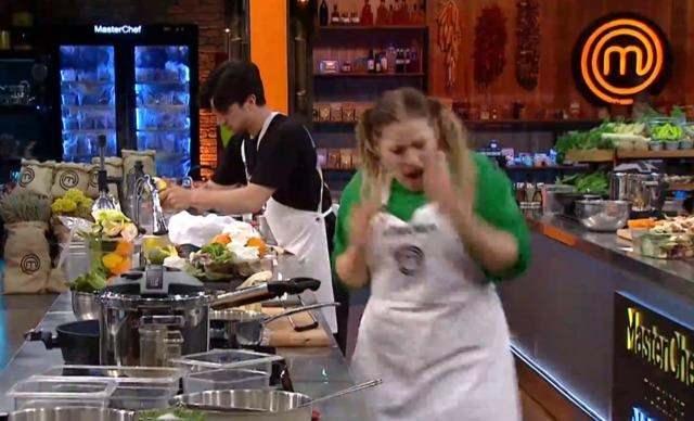 Balkondan o anlara ahit olan yarmaclar ise Fatma Nur'a destek amal