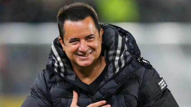 Paris'te bir meknda kendi eserlerinin hibir ekilde deme yaplmadan kullanlmas onu rahatsz etmitir ve mekn sahipleri ile mahkemelik olmutur. Bylece dnyada mzik telifini yaratan sre, bir Fransz mahkemesinin kararyla balamtr. Ancak bana hl Trkiye?de en kolay yenen hak nedir diye sorsalar hemen telif hakkdr derim.? ifadelerini kulland.