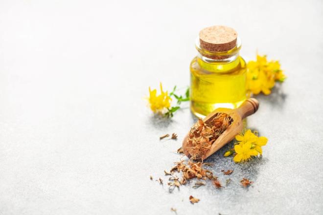 KANTARON YAI NASIL YAPILIR?    Kantaron ya, kantaron bitkisinin kuru ya da taze hali kullanlarak iki ekilde yaplabilir. Krmz kantaron ya, kantaron bitkisinin taze haliyle yaplr. Kantaron yann yapl yledir:    Kantaron ya yapmak iin ncelikle kantaron bitkisini en az bir gn kurutmanz gerekir.    Yapraklar solduktan sonra temiz ve yeterince byk bir kavanoza aktarnz.    stee gre zeytinya ekleyebilirsiniz. Ya ekledikten sonra iekli ksmlarn yala iyice temas etmesi iin iekleri ezebilir ya da dorayabilirsiniz.    Fazla nemin buharlamasn salamak iin kavanozun stn bir tlbentle rtmeniz faydal olur. Hazrladnz karm iki hafta kadar demlendiriniz. iekler demlendike yan rengi krmzya dnecektir.    Baz bitki uzmanlar gne nda demlendirmeyi nerirken baz bitki uzmanlar ise karanlkta demlendirmeyi nerir. Her iki yntem de ya yapmak iin ie yarar.