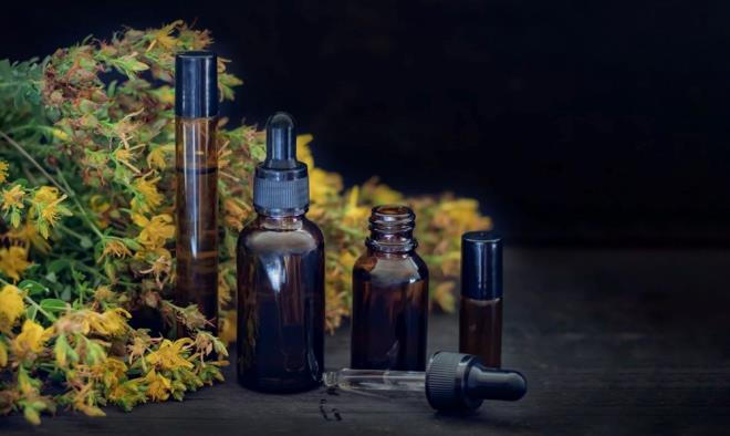 ki eidi de ayn bitkiden yaplr; fakat sar kantaron ya kurutulmu, krmz kantaron ya ise taze toplanm kantaron bitkisinden yaplr. Kantaron ya, doru dozda kullanlrsa birok faydas grlebilir.