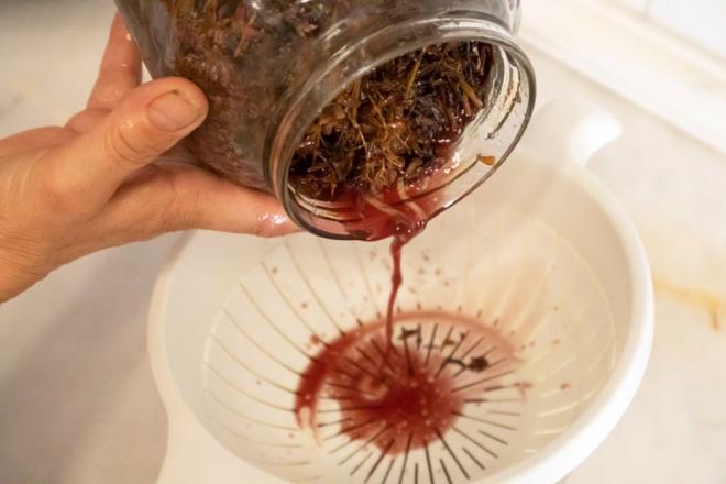 Kantaron ya, kullanm antik Yunan?a kadar uzanan, botanik ad hypericum perforatum olan kantaron ieinden elde edilir. Kantaron ieinde ruh halini etkiledii dnlen hiperisin ve hiperforin dahil birok aktif madde bulunur.    Yetitii blge ve boyut farkllna gre yaklak 40 farkl eit kantaron bitkisi bulunur ve kk, yllk bir bitkidir. Geleneksel olarak yara, yksek ate, depresyon ve midede ikinlik gibi baz sorunlar tedavi etmek iin kullanlmtr. Kantaron yann sar ve krmz olmak zere iki eidi vardr.