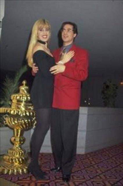 Televizyon programlarnn aranlan ifti, `Biz kimiz` adl albmleri ile hem gze hem kulaa hitap etmeyi amaladlar. Ancak albm beklenen ilgiyi grmedi ve kelimenin tam anlamyla hsranla sonuland.Televizyon programlarnn aranlan ifti, `Biz kimiz` adl albmleri ile hem gze hem kulaa hitap etmeyi amaladlar.